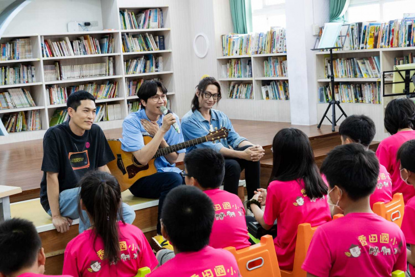 當同學們得知宇宙人已經成團二十年，便童言童語笑說：「二十年！比我們都還大！」（圖／相信音樂）