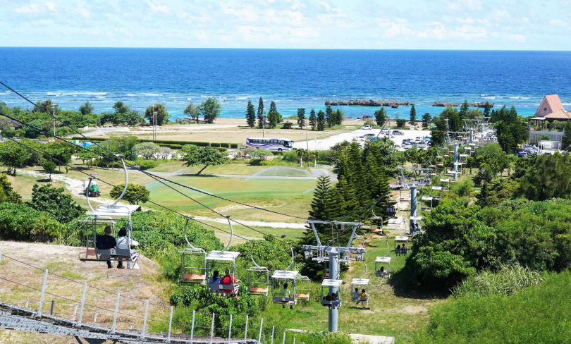 搭乘Shigira Lift Ocean Sky纜車單程約十幾分鐘，可以透過不同角度欣賞宮古島風光。