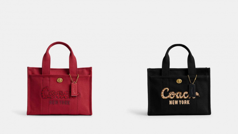 COACH CARGO 26 蛇形字體托特手袋/10,800元。(圖/品牌提供)