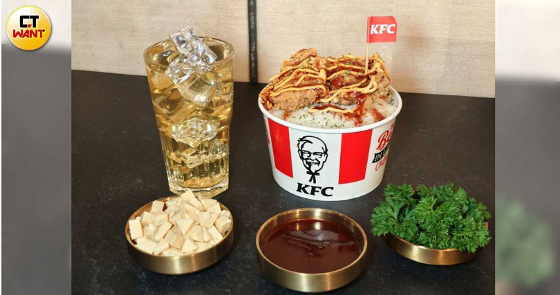 「韓式起司脆雞飯」將於6/3起推出,搭配小杯無糖綠茶售價129元。(圖/魏妤靜攝)