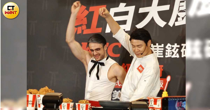 名廚崔鉉碩(右)與肯德基爺爺以搞笑浮誇手勢撒上洋香菜。(圖/魏妤靜攝)