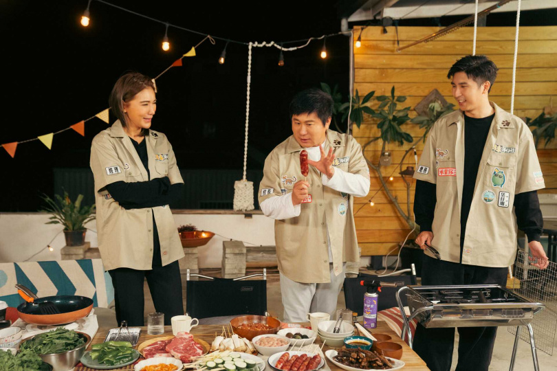 愛吃香腸的胡瓜,3人烤肉一共買了15條香腸。(圖/客家電視台提供)