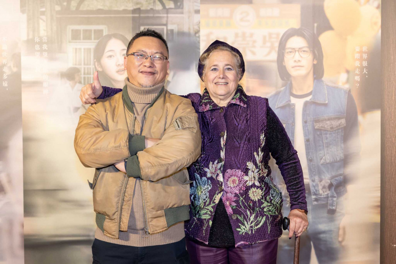 美國人權工作者艾琳達（右）參與並記錄下當年中壢事件，看完電影與導演湯昇榮合照。（圖／瀚草文創GrX STUDIO提供）