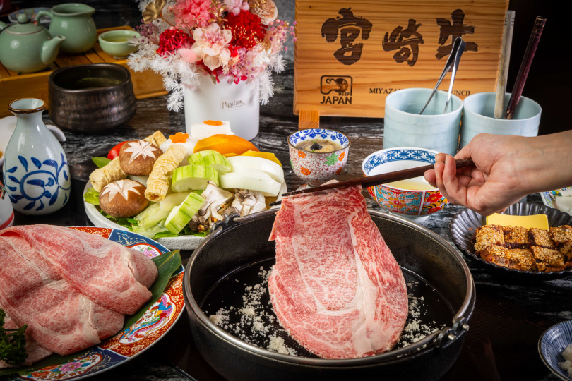 橋山·壽喜燒專門店推出招牌「松」單人套餐，每套4380元+10%。（圖／品牌提供）