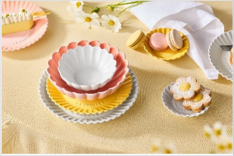 LE CREUSET「雛菊花辦系列」瓷器涵蓋三種尺寸的餐盤及兩種容量的餐碗，餐盤及餐碗疊加，也使得餐桌更有層次與氛圍。搭配洋甘菊、蜜桃橙與棉花白三款清新色系。（圖／品牌提供）