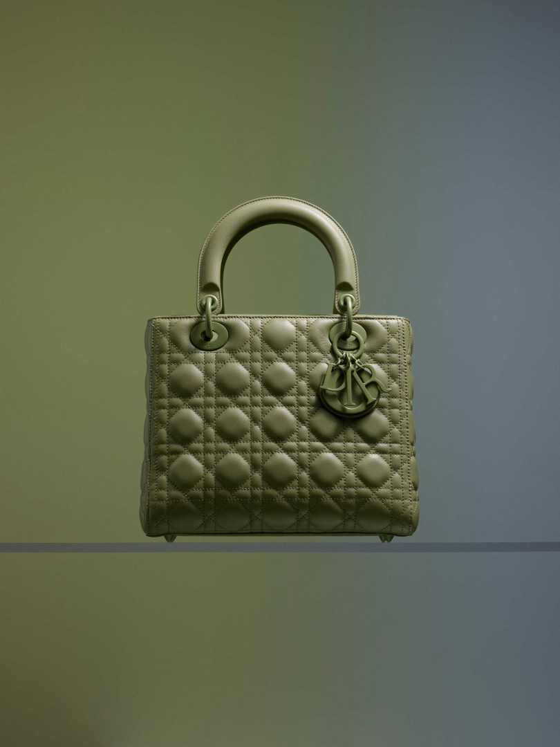 Lady Dior Ultra Matte 斐翠綠籐格紋小牛皮中型提包／150,000元（圖／品牌提供）