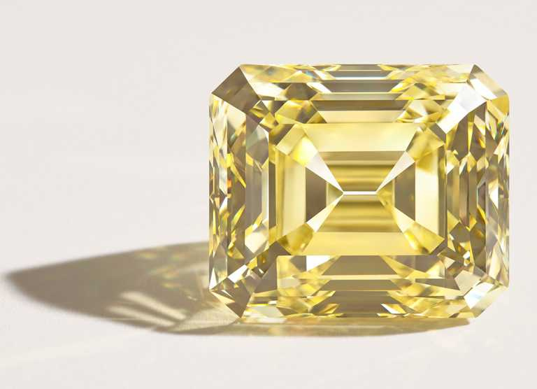 重新問世的「SOLEIL D'OR」傳奇黃鑽，101.57克拉，祖母綠車工，濃彩黃鑽。（圖╱FRED提供）