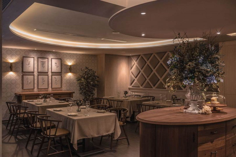 Chou Chou以米灰色系法式圖騰壁紙，搖曳燭光及米色調桌布增添溫暖優雅質感，打造舒適愜意的用餐氛圍。
