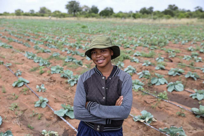 南非一位29歲的馬鈴薯農，她參與了De Beers的AWOME計畫，旨在幫助女性微型企業家建立和發展業務。（圖／De Beers提供）