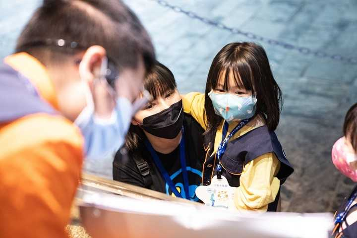  屏東海生館2022年首度推出兩天一夜的暑期活動 「海洋親子營」，邀請家中3-10歲的小寶貝化身為海生館的迷你解說員。