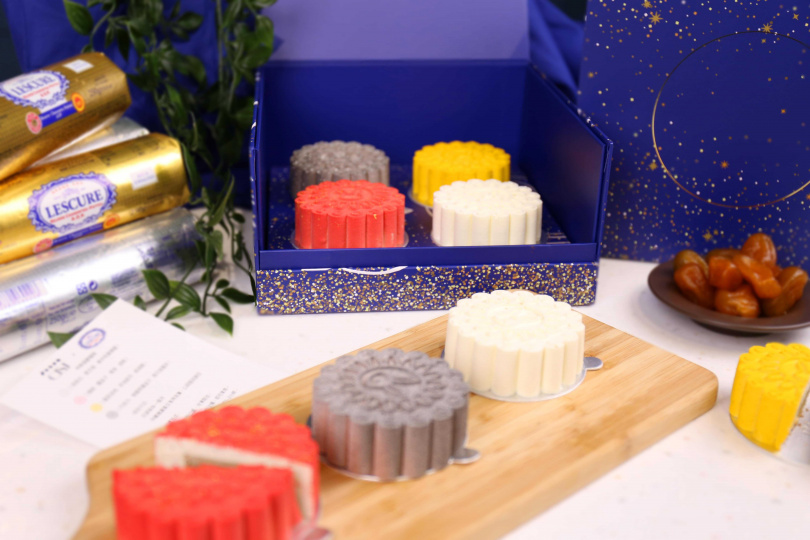 聯名禮盒內含四款限定玉兔蛋糕，分別為茉莉花、咖啡、鳳梨金桔、巧克力口味。