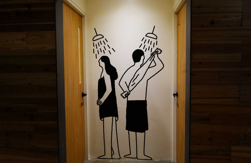 衛浴採男女分開，公共空間也都有可愛的插畫人物點綴。（圖／魏妤靜攝）