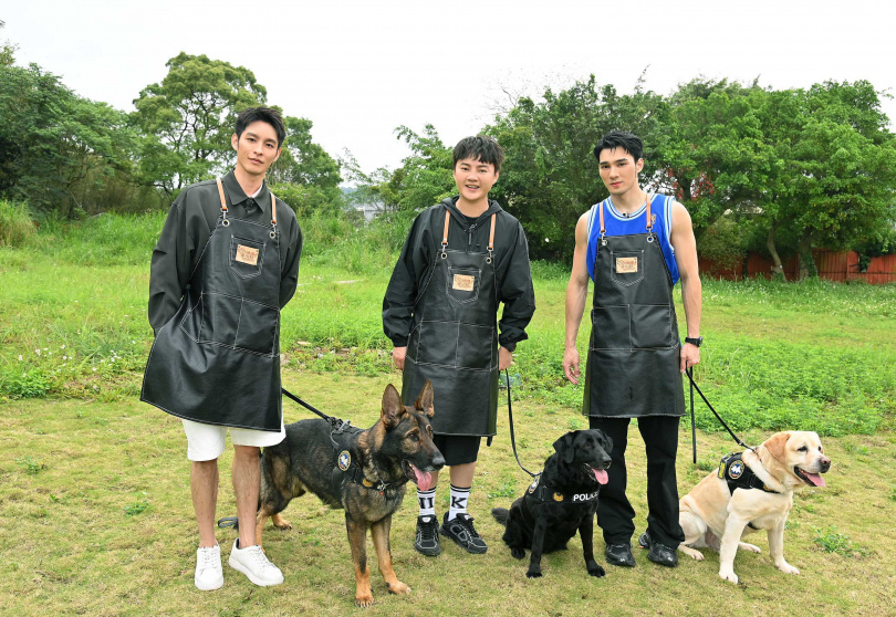 曹佑寧（左起）、許富凱、黃偉晉三人和新北市警犬合照。（圖／台視提供）