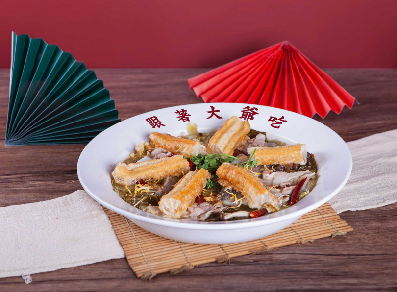 招牌「巴蜀大爺酸菜魚」使用三種大骨熬制湯底。