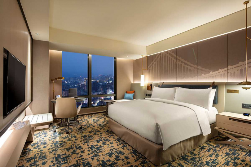 台北新板希爾頓酒店5週年，即日起至12/27期間推出「希手共五」住房專案，平日入住行政客房每晚5,555+15.5%元起。