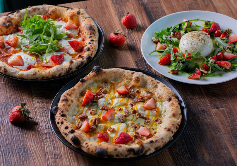 LA ONE Pizza推出3道草莓季料理，有「草莓布拉塔起司」（後右）、「草莓義式家鄉味披薩」（後左）與「草莓起司世家披薩」。
