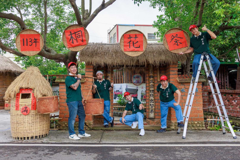 三水里桐花祭即將到來，明星村長開始協助會場佈置。（圖／好看娛樂提供）