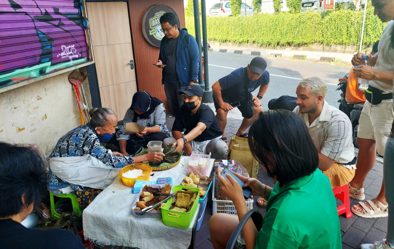 沙蒂南奶奶的點心並不華麗，卻吸引在地人與各國遊客爭相排隊，成為當地的特色早餐之一。（圖／魏妤靜攝）