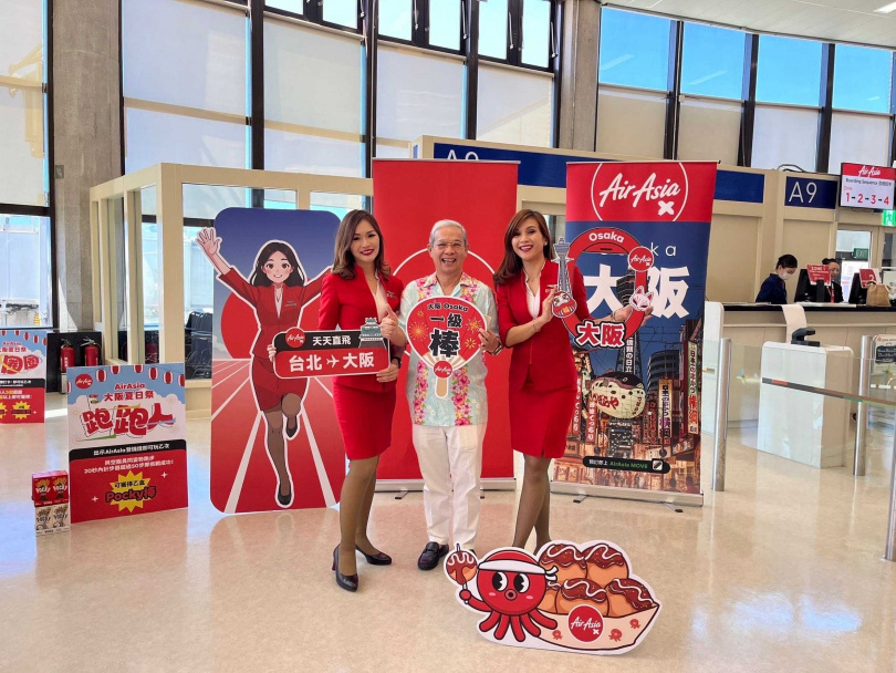 AirAsia長程運輸集團AirAsia X長程主席拿督范利宜（中）來台參與台北－大阪首航。（圖／AirAsia提供）