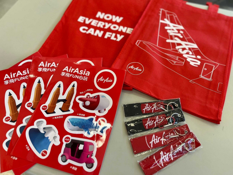 首航旅客獲贈AirAsia小禮物。（圖／AirAsia提供）