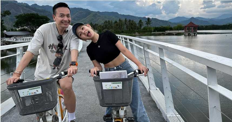 主持人小鐘、鮪魚深入美濃客庄，騎單車遊老街。（圖／高雄市政府新聞局提供）