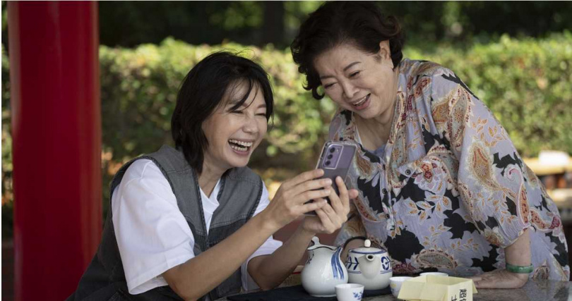 丁寧(左)在劇中飾演水電工「楊世美」。(圖/華視、公視台語台提供)