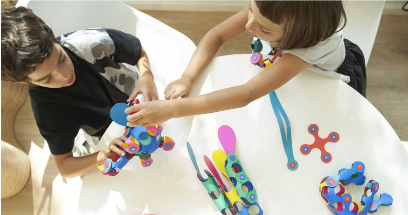 台北凱達「手牽手．玩創意」專案贈送的CLIXO磁力片，可從2D拼組變化出3D立體造型。（圖／台北凱達大飯店提供）