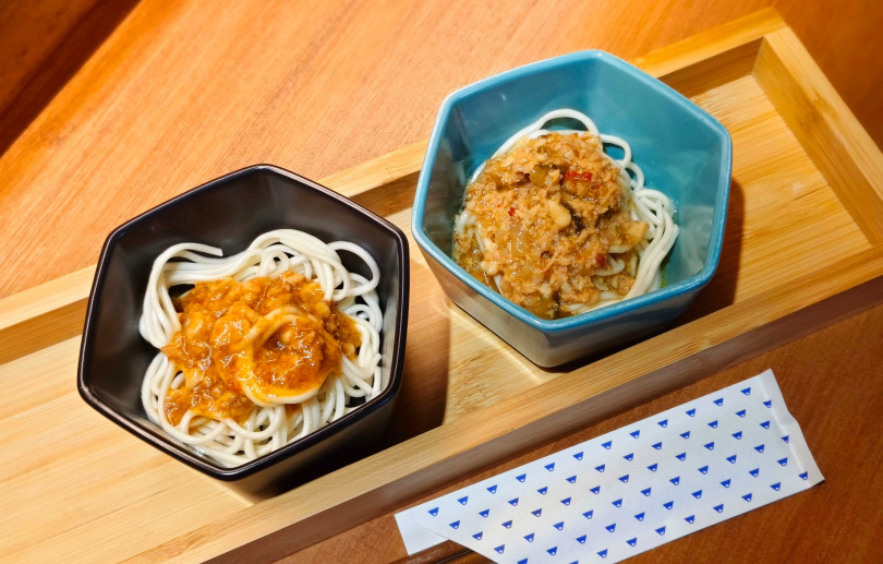 「豬肉蒜香」(左)、「豬肉酸菜」乾拌麵較一般純醬汁乾拌麵多了絞肉肉醬,更具飽足感。(圖/魏妤靜攝)