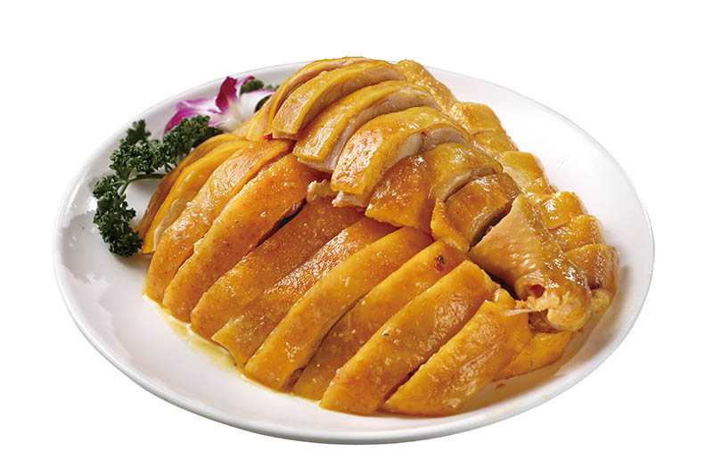 「花蓮鬥雞」選用來自花蓮縣壽豐鄉的雞肉，肉質飽滿結實、香鮮潤口。（650元／半隻）（圖／于魯光攝）