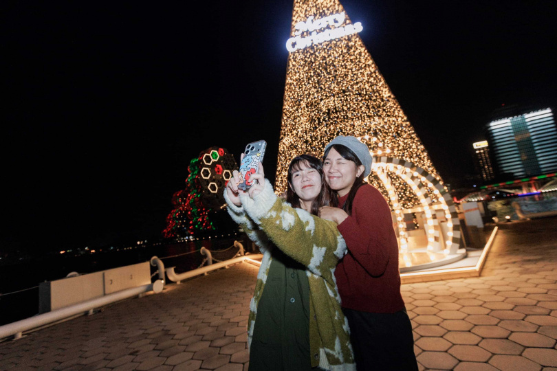 民眾遊高流與「金勾TREE」合照，堪稱全台含「金」量最高合照，玩遍高雄享優惠。（圖／高流提供）