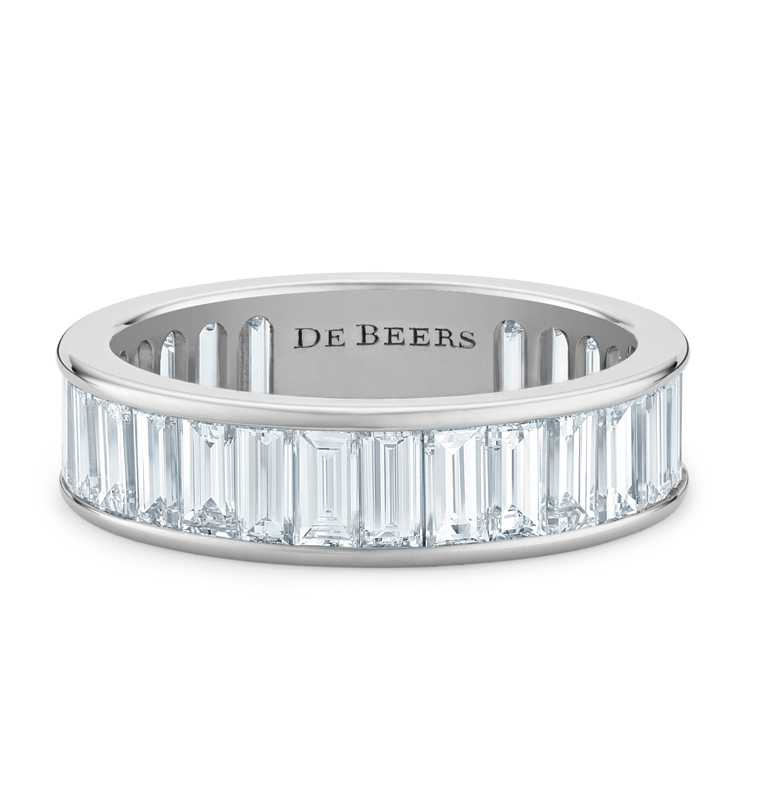 DE BEERS「DB Classic Eternity」鉑金長階梯形切割鑽石戒指╱655,000元。（圖╱DE BEERS提供）