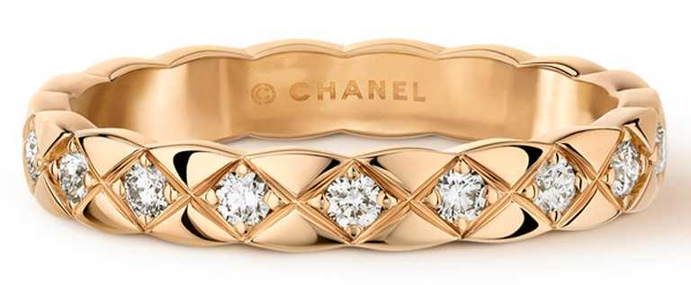 CHANEL「COCO CRUSH」戒指，窄版款，18K Beige米色金鑲嵌鑽石╱110,000元。（圖╱CHANEL提供）