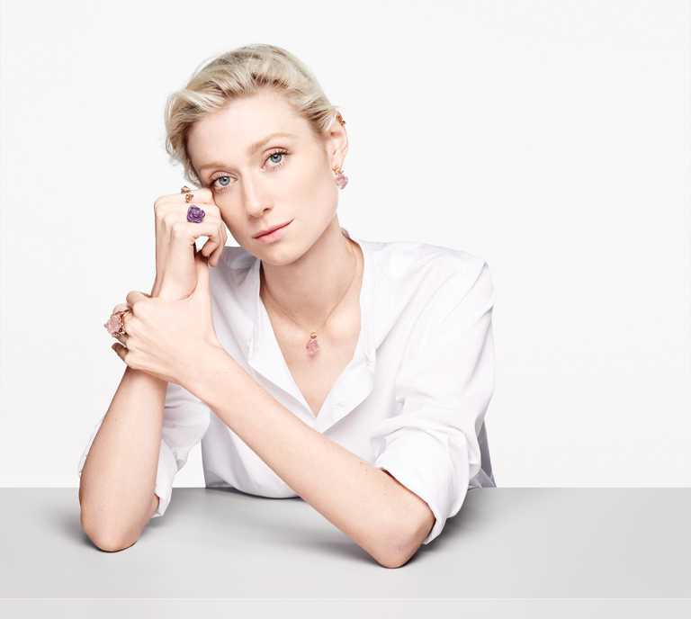 DIOR全新珠寶大使伊莉莎白戴比基（Elizabeth Debicki），優雅佩戴「La Rose Dior」系列珠寶新作。（圖╱DIOR提供）