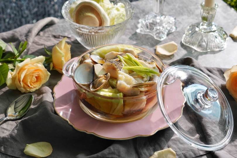 「純淨鮮萃石斑鍋」是「甜蜜輕享」套餐的湯品選擇之一。