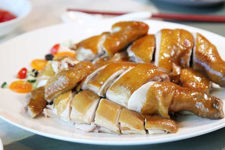 「煙燻太爺雞」是粵菜四大名雞之一，經多道工序製作，上桌時肉質鮮甜Q彈。（半隻580元）