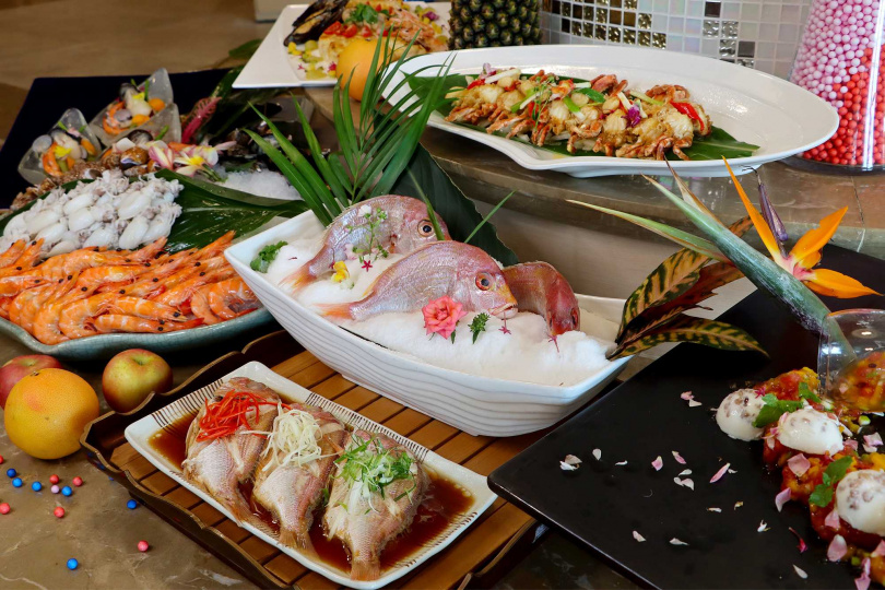劍湖山渡假大飯店蔚藍西餐廳推出「生猛海鮮季」，即日起至8/31，每位大人搭配一位。