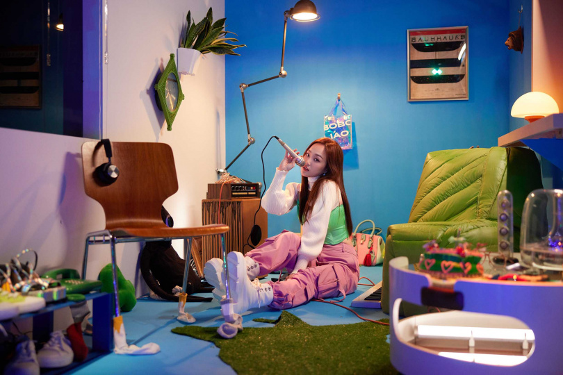 安吉新歌MV在色彩強烈的背景中拍攝。（圖／索尼音樂提供）