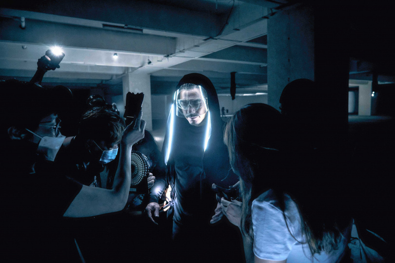 《斷網》郭富城戴上透明反光面具，潛入危機四伏的「暗網」與駭客廝殺。（圖／華映提供）