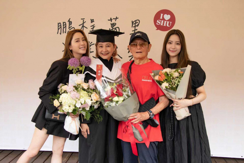 傅娟95歲的父親（右二）也來祝賀女兒畢業典禮。（圖／世新大學）