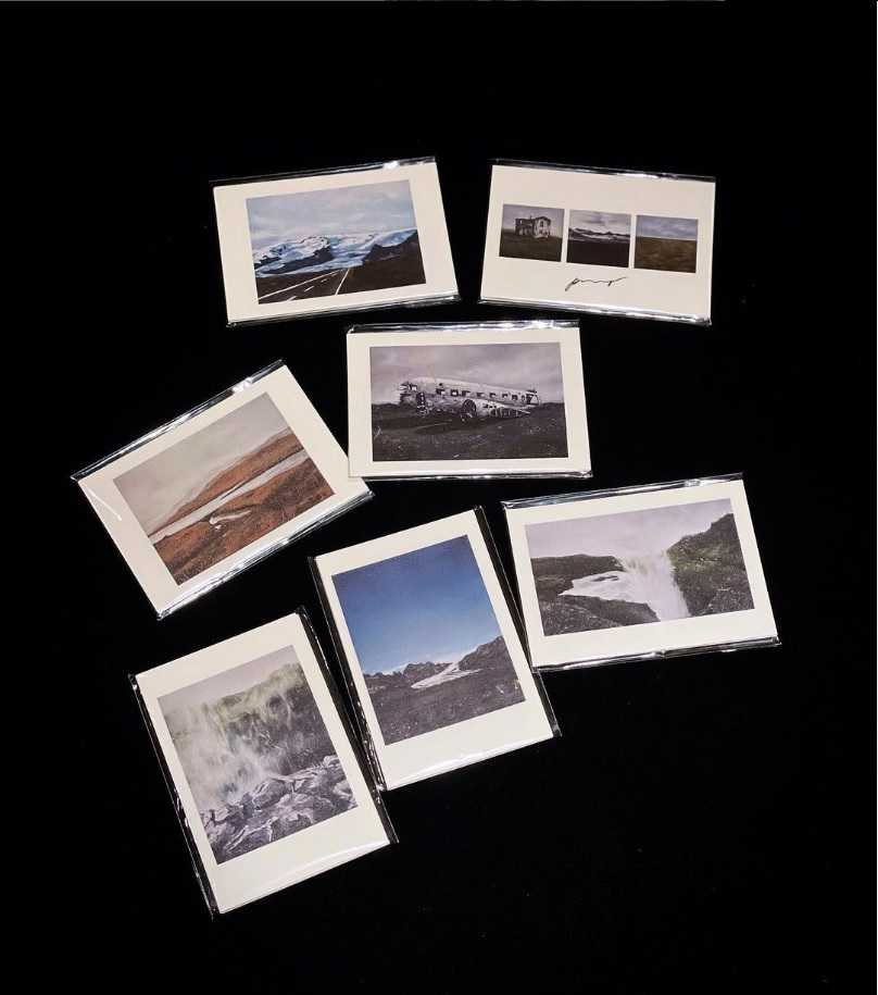 彭千祐將冰島旅行時的明信片畫作集結成展覽。（圖／取自彭千祐IG）