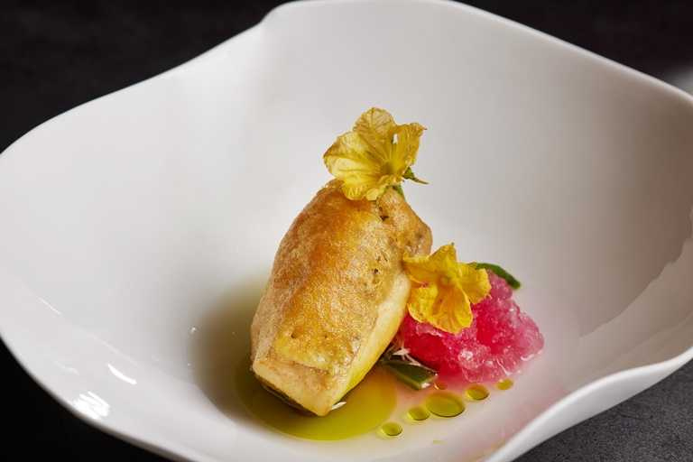 主菜「白帶魚、小黃瓜花、紅洋蔥」，靈感來自夏日中常見的托斯卡尼沙拉。