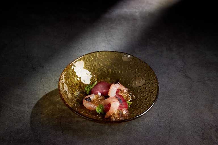 Summer Menu「餐盤上的仲夏」餐盤上的義大利仲夏以「鰹魚、甜蝦、紫蘇」為開端。
