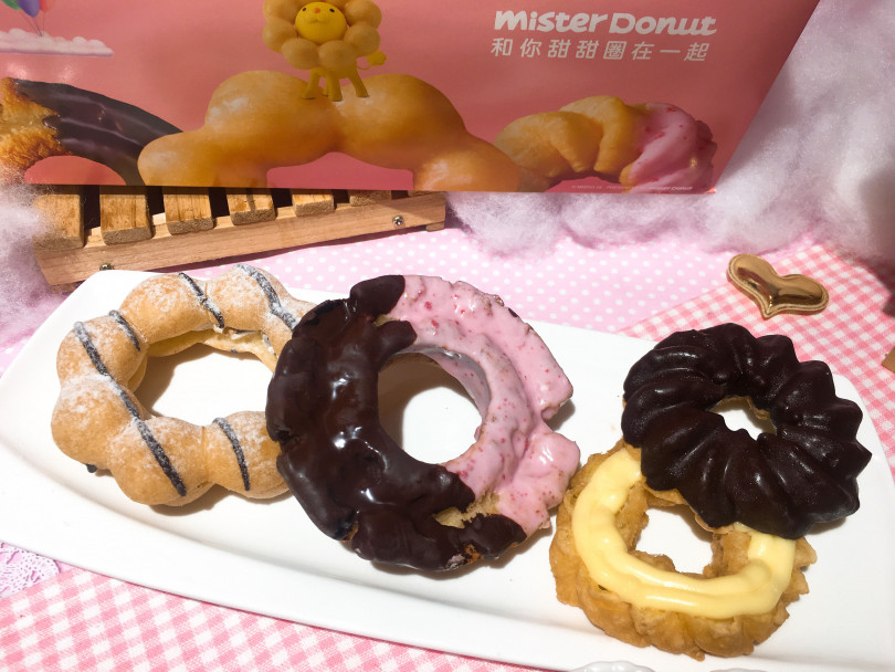 黑糖風味QQ波堤（左）、巧莓雙享歐菲香（中）、黑騎士法蘭奇（右）也是人氣商品。（圖／Mister Donut提供）