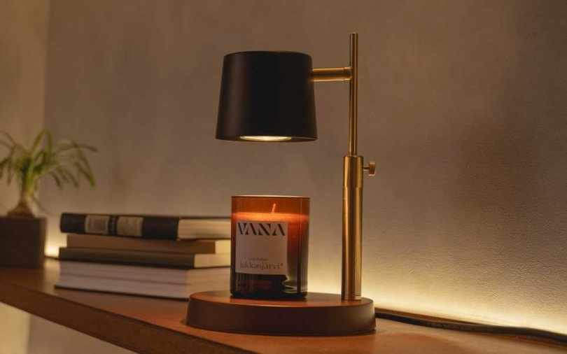推薦可搭配Fika No.27升降款香氛暖燈，有著溫潤手感的天然實木材質，並結合復古金屬素材與現代簡約又中性的設計，營造沈穩靜謐的居家香氛質感。（圖／品牌提供）