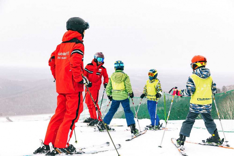  比鄰大國家公園的 Sahoro 滑雪度假村提供分級分齡滑雪課