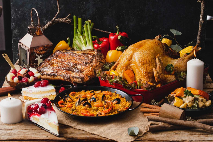 Cozzi KITCHÉN推出耶誕狂歡晚宴，有30種以上的耶誕經典料理吃到飽。（圖／和逸飯店•台南西門館提供）