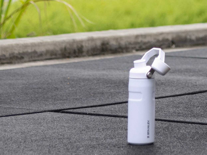 Aerolight™ 輕重力系列的 Fast Flow 快充瓶，可以轉開蓋子如寶特瓶一般喝水，還可以把杯蓋卡在提把上，防止你隨手放在桌上沾染灰塵和病菌，也可以降低一不小心弄丟的風險。