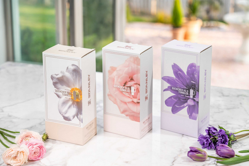 在台灣熱銷的丁香紫、山櫻粉和冰雪白三色 Quencher 吸管隨手杯 推出新版的「花樣限定款」禮盒版！