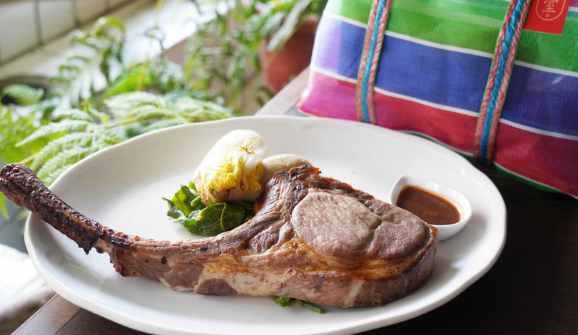 名為「諸事大吉」的戰斧豬排份量頗大，吃不完可用附贈的茄芷袋打包回家。（圖／魏妤靜攝）