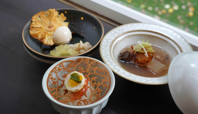 晚間套餐湯品「富貴有餘」（右）、主食「月見光明」（左）、甜點「步步高昇」。（圖／魏妤靜攝）